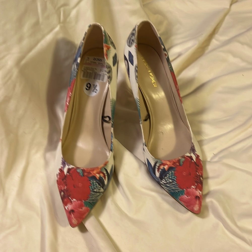 Marc Fisher fabric floral pumps sz 9.5 NWT